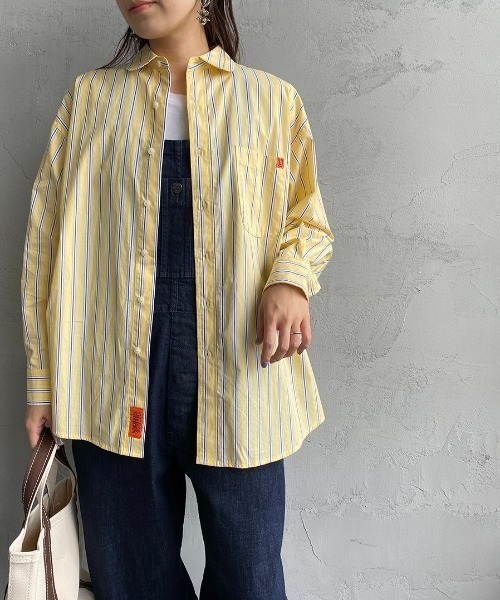 UNIVERSAL OVERALL（ユニバーサルオーバーオール）の「【FUDGE 11月号掲載】[UNIVERSAL OVERALL/ユニバーサルオーバーオール] 別注 ラウンドカラービッグシャツ（シャツ/ブラウス・レディース・ブルー/ホワイト/ピンク/イエロー・F）」の3枚目の写真