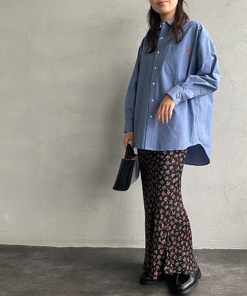 UNIVERSAL OVERALL（ユニバーサルオーバーオール）の「【FUDGE 11月号掲載】[UNIVERSAL OVERALL/ユニバーサルオーバーオール] 別注 ラウンドカラービッグシャツ（シャツ/ブラウス・レディース・ブルー/ホワイト/ピンク/イエロー・F）」の7枚目の写真