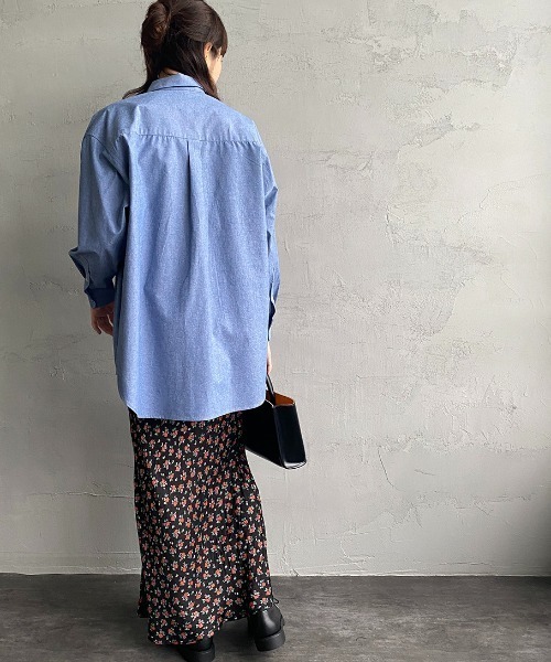 UNIVERSAL OVERALL（ユニバーサルオーバーオール）の「【FUDGE 11月号掲載】[UNIVERSAL OVERALL/ユニバーサルオーバーオール] 別注 ラウンドカラービッグシャツ（シャツ/ブラウス・レディース・ブルー/ホワイト/ピンク/イエロー・F）」の5枚目の写真