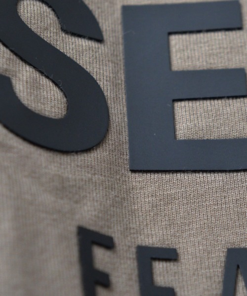 FOG ESSENTIALS(エフオージーエッセンシャルズ)の「ESSENTIALS /エッセンシャルズ バックロゴ ロングスリーブTシャツ(Tシャツ/カットソー・メンズ・ブラック/ブラウン/ベージュ・S/M/L/XL)」の7枚目の写真