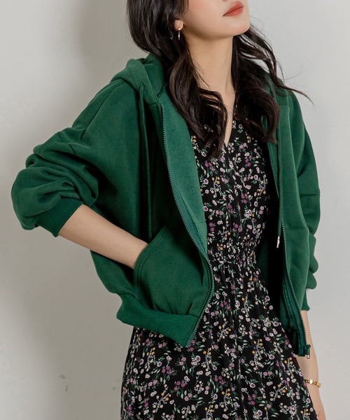 DAY CLOSET(デイ クローゼット)の「レディース 裏起毛ドロップショルダークロップドパーカー(パーカー・レディース・グレー/カーキ/ライトベージュ/ブラック/グリーン/ダークグレー/ホワイト/ピンク/ブラウン/グレイッシュベージュ・ONE SIZE)」の22枚目の写真