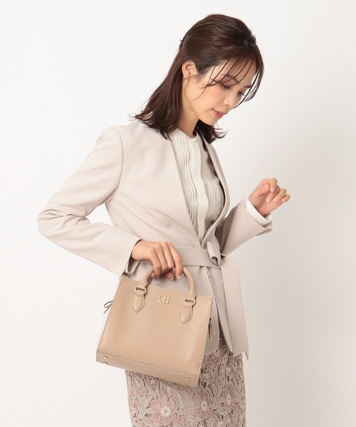 couture brooch（クチュールブローチ）の「◆【キレイめ通勤スタイル】マルチポケットスクエアトートバッグ（ハンドバッグ・レディース・ブラック/ベージュ/サックスブルー・00）」の4枚目の写真