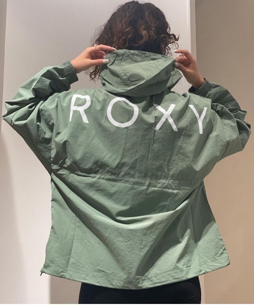 ROXY(ロキシー)の「BREAK OF DAWN/ロキシーナイロンジャケット(ナイロンジャケット・レディース・ベージュ/カーキ/ピンク・SMALL/MEDIUM/LARGE)」の2枚目の写真