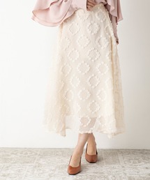 エアリーな揺れ感が女性らしいシルエットを構築する凹凸のあるシアーモチーフフレアスカート
