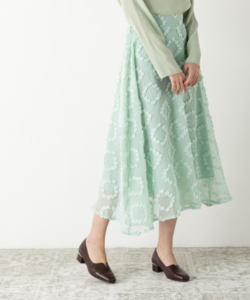 MILLION CARATS(ミリオンカラッツ)の「エアリーな揺れ感が女性らしいシルエットを構築する凹凸のあるシアーモチーフフレアスカート(スカート・レディース・ブラック/ベージュ/ライトグリーン・FREE)」の3枚目の写真