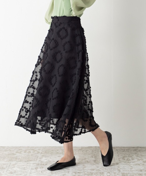 MILLION CARATS(ミリオンカラッツ)の「エアリーな揺れ感が女性らしいシルエットを構築する凹凸のあるシアーモチーフフレアスカート(スカート・レディース・ブラック/ベージュ/ライトグリーン・FREE)」の2枚目の写真