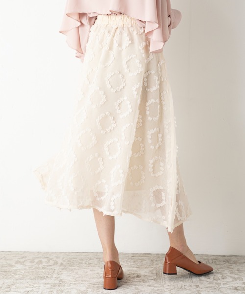 MILLION CARATS(ミリオンカラッツ)の「エアリーな揺れ感が女性らしいシルエットを構築する凹凸のあるシアーモチーフフレアスカート(スカート・レディース・ブラック/ベージュ/ライトグリーン・FREE)」の8枚目の写真