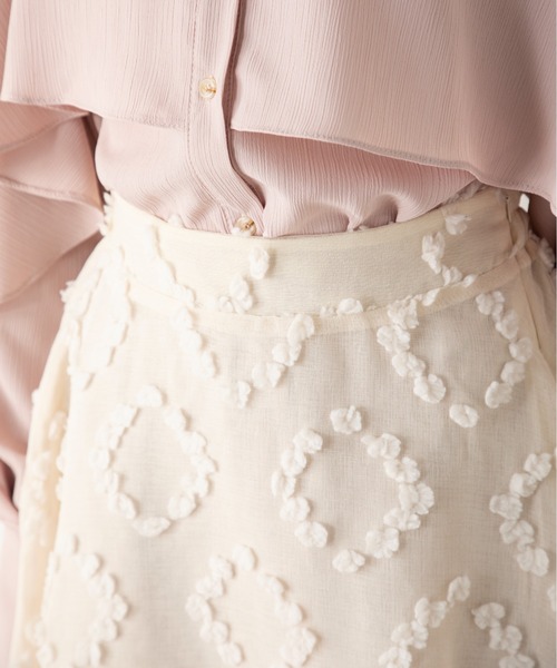 MILLION CARATS(ミリオンカラッツ)の「エアリーな揺れ感が女性らしいシルエットを構築する凹凸のあるシアーモチーフフレアスカート(スカート・レディース・ブラック/ベージュ/ライトグリーン・FREE)」の13枚目の写真