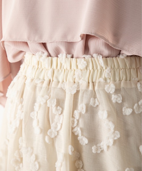 MILLION CARATS(ミリオンカラッツ)の「エアリーな揺れ感が女性らしいシルエットを構築する凹凸のあるシアーモチーフフレアスカート(スカート・レディース・ブラック/ベージュ/ライトグリーン・FREE)」の15枚目の写真