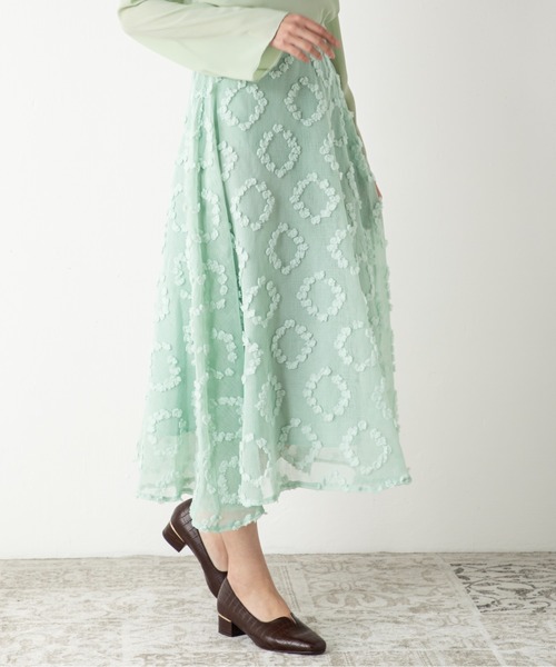 MILLION CARATS(ミリオンカラッツ)の「エアリーな揺れ感が女性らしいシルエットを構築する凹凸のあるシアーモチーフフレアスカート(スカート・レディース・ブラック/ベージュ/ライトグリーン・FREE)」の20枚目の写真