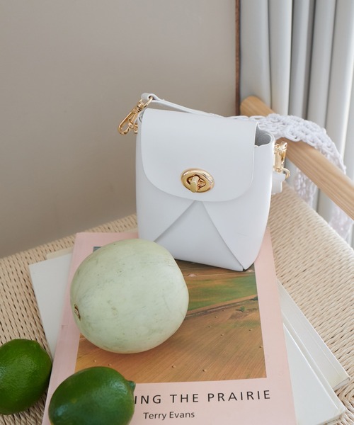 natural couture（ナチュラルクチュール）の「マクラメショルダースマホソルダーバッグ（ショルダーバッグ・レディース・ホワイト/ブラック/グリーン・FREE）」の2枚目の写真