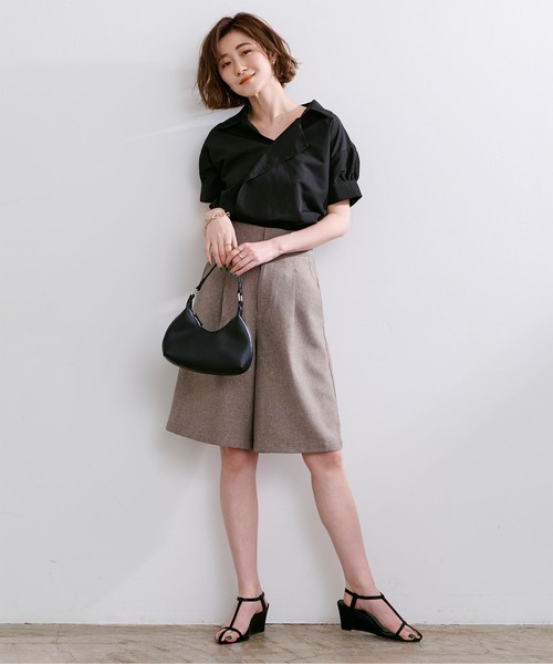 UR'S（ユアーズ）の「変形襟ﾃﾞｻﾞｲﾝﾌﾞﾗｳｽ（シャツ/ブラウス・レディース・ホワイト/ブラック・S/M/L）」の3枚目の写真