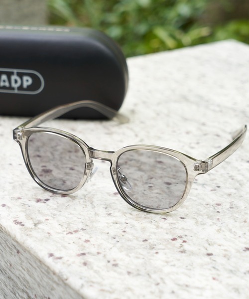ADPOSION（アドポーション）の「UVカット カラーレンズサングラス / ウエリントン型 伊達メガネ（サングラス・メンズ・ブルー/ブラック系1/クリアブラック/グレー/ブラック系2/ベージュ/クリア/ブラック系4/ブラック系3・FREE）」の7枚目の写真