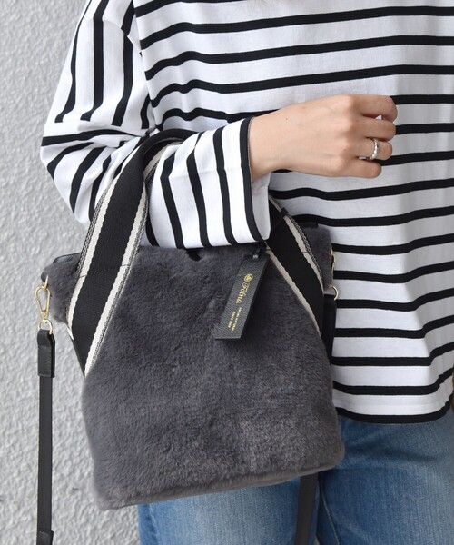 folna(フォルナ)の「【SHIPS any別注】Folna: ライン ソリッド フェイク ファー バッグ◇(ショルダーバッグ・レディース・チャコールグレー/ブラウン・ONE SIZE)」の2枚目の写真