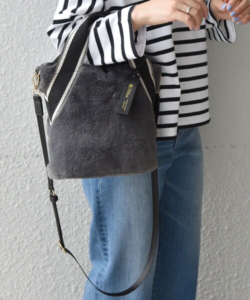 folna(フォルナ)の「【SHIPS any別注】Folna: ライン ソリッド フェイク ファー バッグ◇(ショルダーバッグ・レディース・チャコールグレー/ブラウン・ONE SIZE)」の4枚目の写真