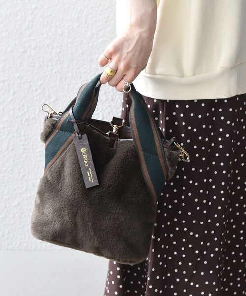 folna(フォルナ)の「【SHIPS any別注】Folna: ライン ソリッド フェイク ファー バッグ◇(ショルダーバッグ・レディース・チャコールグレー/ブラウン・ONE SIZE)」の13枚目の写真