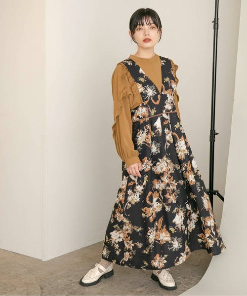 Eimee Law(エイミーロウ)の「フラワーメタルプリント ジャンパースカート(ジャンパースカート・レディース・ブラック/パープル/ダークベージュ・38)」の2枚目の写真