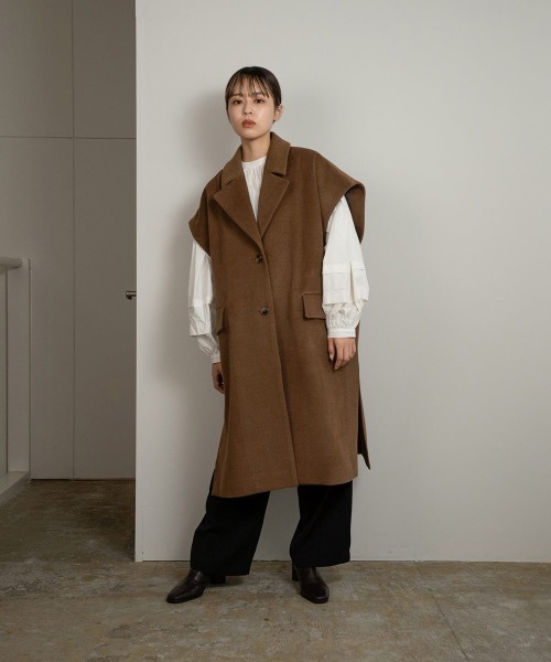 Amiur(エミレ)の「drop shoulder over vest(ベスト・レディース・ベージュ/ブラウン・FREE)」の4枚目の写真