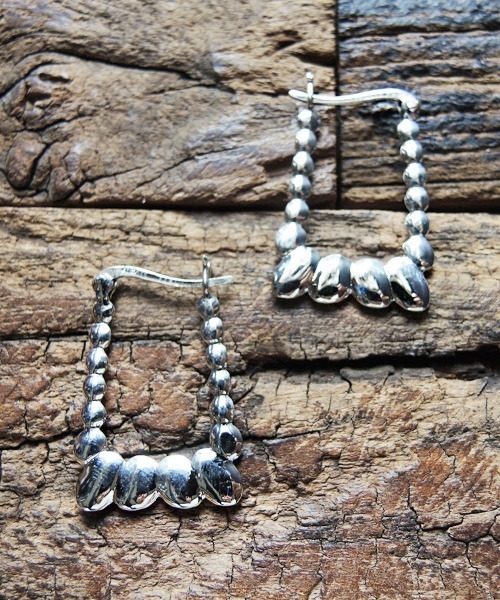 TONE SELECT GOODS(トーンセレクトグッズ)の「【925 SILVER ACC】ビーンズスクエアピアスSV925(OG)(ピアス(両耳用)・レディース・シルバー・FREE)」の3枚目の写真