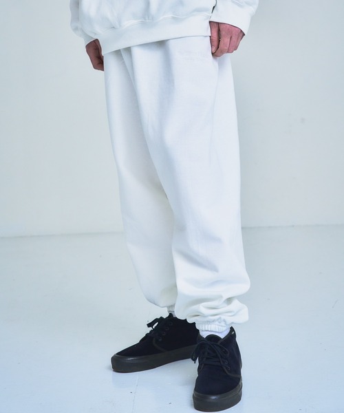 EMMA NOVEMBER (エマノーヴェンバー)の「Embroidery ヘビーブレンド スウェットパンツ(スウェットパンツ・メンズ・ブラック/ネイビー/グレー/ホワイト/サンドベージュ・1/3/2)」の2枚目の写真