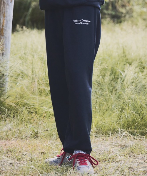 EMMA NOVEMBER (エマノーヴェンバー)の「Embroidery ヘビーブレンド スウェットパンツ(スウェットパンツ・メンズ・ブラック/ネイビー/グレー/ホワイト/サンドベージュ・1/3/2)」の1枚目の写真
