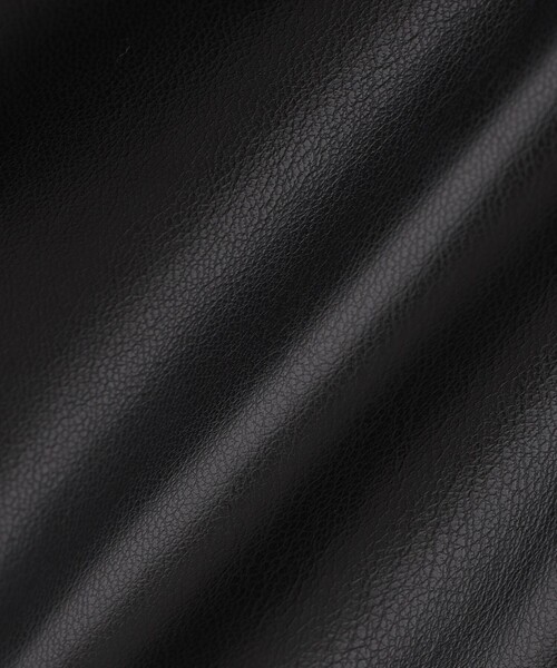 LOVELESS(ラブレス)の「フェイクレザーショートタックパンツ(その他パンツ・レディース・ブラック・34/36)」の2枚目の写真