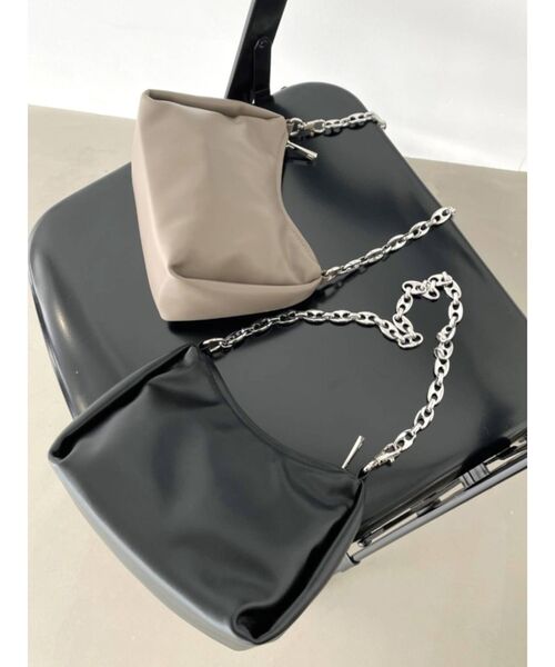 EMODA(エモダ)の「アシンメトリーチェーンバッグ(ハンドバッグ・レディース・ブラック/ベージュ・FREE)」の3枚目の写真