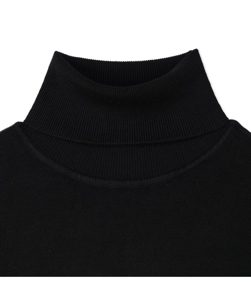 Guess（ゲス）の「Noemi High Neck Triangle Logo Sweater（ニット/セーター・レディース・ブラック/クリーム・SMALL/MEDIUM/X-SMALL）」の5枚目の写真