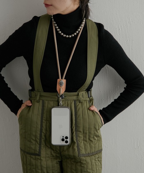 ear PAPILLONNER(イアパピヨネ)の「メタルパーツレザースマホショルダー(スマホグッズ・レディース・ブラック/ベージュ・FREE)」の21枚目の写真