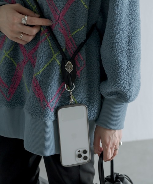 ear PAPILLONNER(イアパピヨネ)の「メタルパーツレザースマホショルダー(スマホグッズ・レディース・ブラック/ベージュ・FREE)」の10枚目の写真