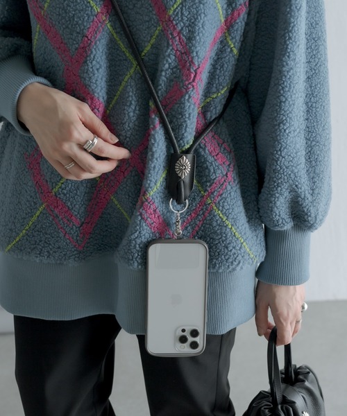 ear PAPILLONNER(イアパピヨネ)の「メタルパーツレザースマホショルダー(スマホグッズ・レディース・ブラック/ベージュ・FREE)」の7枚目の写真