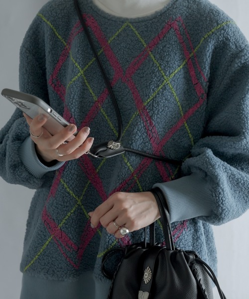 ear PAPILLONNER(イアパピヨネ)の「メタルパーツレザースマホショルダー(スマホグッズ・レディース・ブラック/ベージュ・FREE)」の4枚目の写真