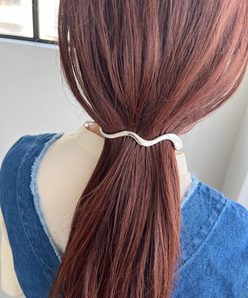 LOWRYS FARM(ローリーズファーム)の「クロスバレッタ 180652(バレッタ/ヘアクリップ・レディース・シルバー/ゴールド/ベージュ/ブラック系その他・FREE)」の2枚目の写真