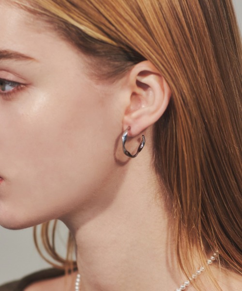 ciite' surgical stainless(シーテサージカルステンレス)の「【 金属アレルギー対応 】 ツイストフープピアス サージカルステンレス 316L(ピアス(両耳用)・レディース・ゴールド/シルバー・FREE)」の2枚目の写真