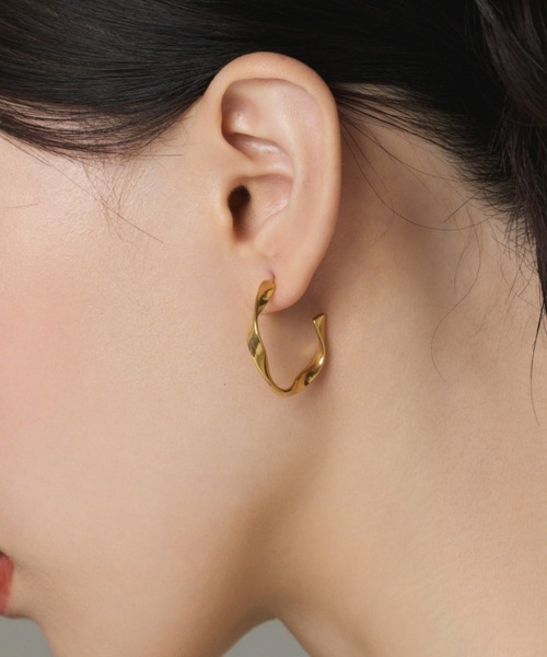 ciite' surgical stainless(シーテサージカルステンレス)の「【 金属アレルギー対応 】 ツイストフープピアス サージカルステンレス 316L(ピアス(両耳用)・レディース・ゴールド/シルバー・FREE)」の1枚目の写真