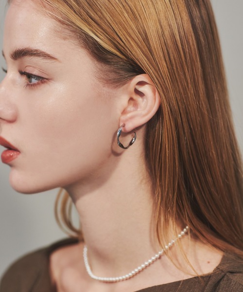 ciite' surgical stainless(シーテサージカルステンレス)の「【 金属アレルギー対応 】 ツイストフープピアス サージカルステンレス 316L(ピアス(両耳用)・レディース・ゴールド/シルバー・FREE)」の4枚目の写真