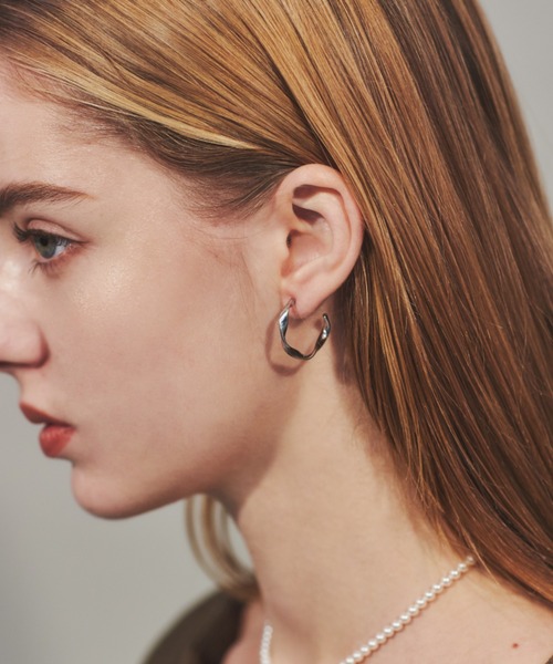 ciite' surgical stainless(シーテサージカルステンレス)の「【 金属アレルギー対応 】 ツイストフープピアス サージカルステンレス 316L(ピアス(両耳用)・レディース・ゴールド/シルバー・FREE)」の3枚目の写真