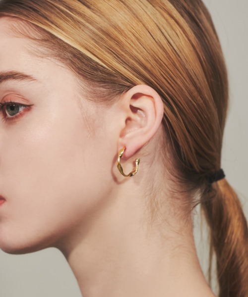 ciite' surgical stainless(シーテサージカルステンレス)の「【 金属アレルギー対応 】 ツイストフープピアス サージカルステンレス 316L(ピアス(両耳用)・レディース・ゴールド/シルバー・FREE)」の7枚目の写真