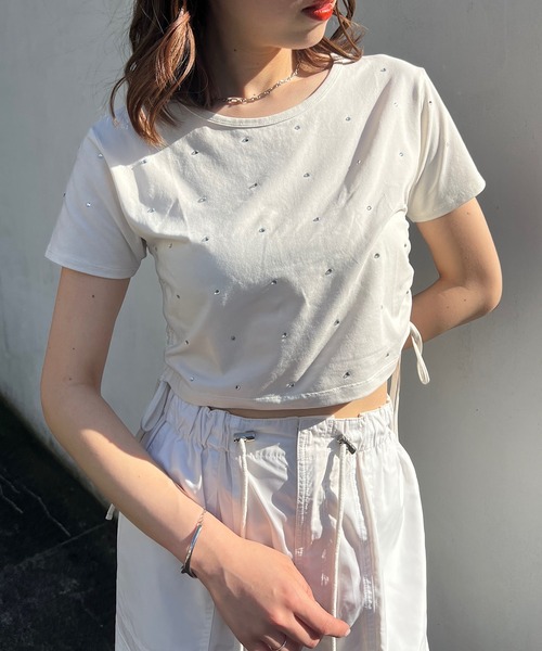 Chico（チコ）の「ラインストーン付サイドドロストチビT（Tシャツ/カットソー・レディース・ブラック/ブルー/グレー/ホワイト/ホワイト系その他2・FREE）」の2枚目の写真