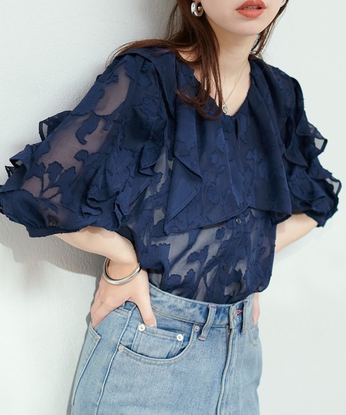 natural couture(ナチュラルクチュール)の「WEB限定 / オパールフラワーシアーブラウス(シャツ/ブラウス・レディース・ネイビー/アイボリー/サックスブルー・FREE)」の2枚目の写真