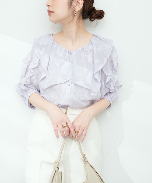 natural couture(ナチュラルクチュール)の「WEB限定 / オパールフラワーシアーブラウス(シャツ/ブラウス・レディース・ネイビー/アイボリー/サックスブルー・FREE)」の3枚目の写真