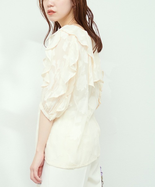 natural couture(ナチュラルクチュール)の「WEB限定 / オパールフラワーシアーブラウス(シャツ/ブラウス・レディース・ネイビー/アイボリー/サックスブルー・FREE)」の10枚目の写真