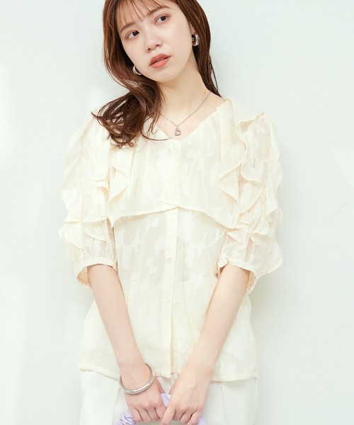 natural couture(ナチュラルクチュール)の「WEB限定 / オパールフラワーシアーブラウス(シャツ/ブラウス・レディース・ネイビー/アイボリー/サックスブルー・FREE)」の11枚目の写真