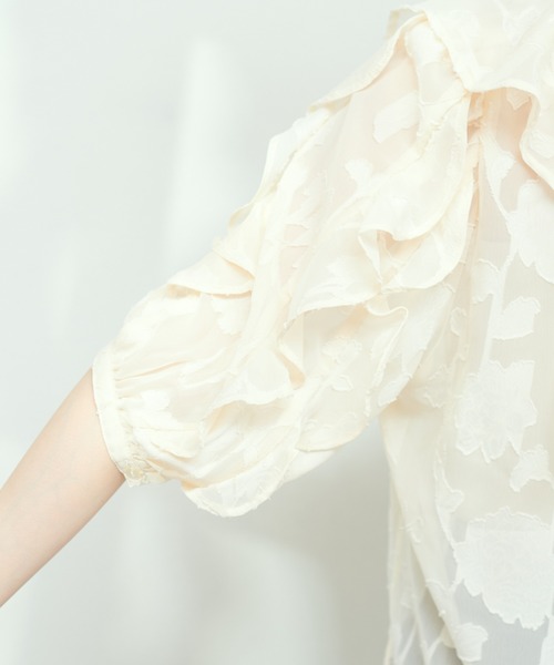 natural couture(ナチュラルクチュール)の「WEB限定 / オパールフラワーシアーブラウス(シャツ/ブラウス・レディース・ネイビー/アイボリー/サックスブルー・FREE)」の4枚目の写真