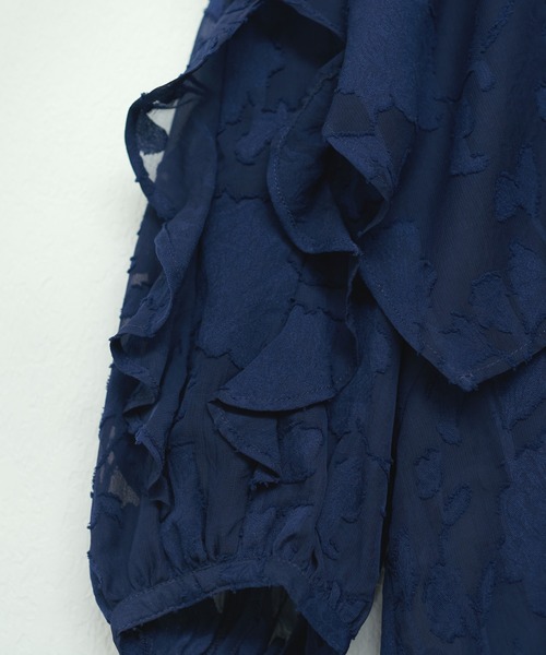 natural couture(ナチュラルクチュール)の「WEB限定 / オパールフラワーシアーブラウス(シャツ/ブラウス・レディース・ネイビー/アイボリー/サックスブルー・FREE)」の18枚目の写真
