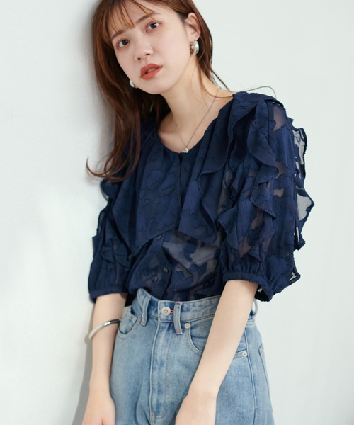 natural couture(ナチュラルクチュール)の「WEB限定 / オパールフラワーシアーブラウス(シャツ/ブラウス・レディース・ネイビー/アイボリー/サックスブルー・FREE)」の16枚目の写真
