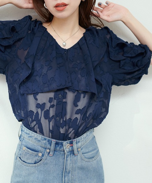 natural couture(ナチュラルクチュール)の「WEB限定 / オパールフラワーシアーブラウス(シャツ/ブラウス・レディース・ネイビー/アイボリー/サックスブルー・FREE)」の14枚目の写真