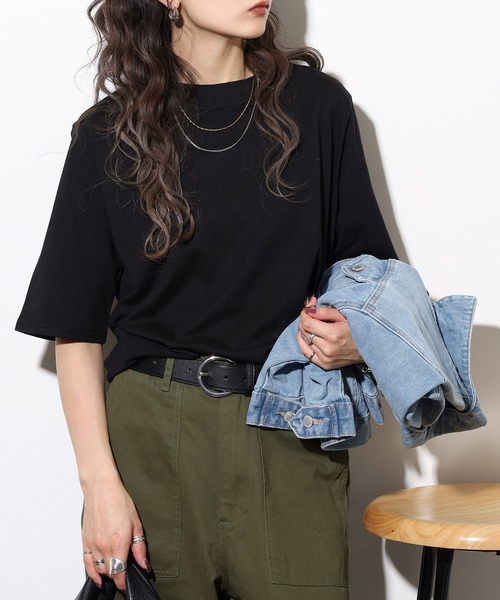 atONE（アットワン）の「atONE プチハイネック半袖Tシャツ（Tシャツ/カットソー・レディース・モカ/ブラック/オフホワイト/グレイッシュベージュ・L/LL/3L/4L/M）」の5枚目の写真