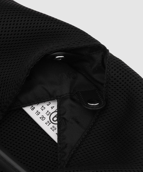 MM6 Maison Margiela(エムエムシックス メゾン マルジェラ)の「HANDBAG(ハンドバッグ・レディース・ブラック・UNI)」の2枚目の写真