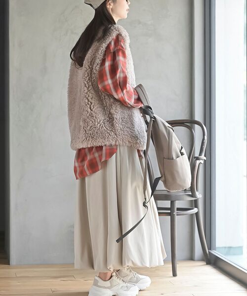 rps（アールピーエス）の「くるくるシープフェイクファーベスト（ベスト・レディース・モカ/ベージュ/アイボリー/グレー・フリー）」の9枚目の写真